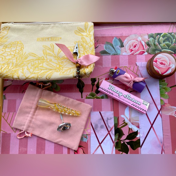 When A Woman Smokes Kit 💨 - Picture 1 of 14